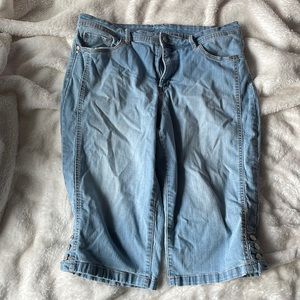 Gloria Vanderbilt Light Blue Jean Capri Slimmer